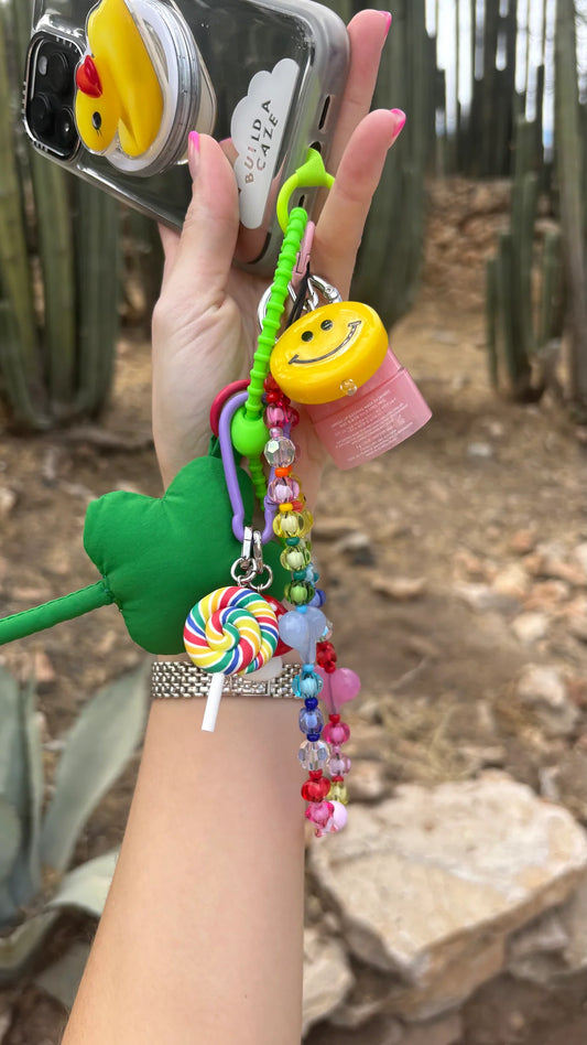 Charmie espiral arcoíris para celular, accesorio de teléfono, charm para móvil, diseño de remolino de colores vibrantes, colgante para celular.