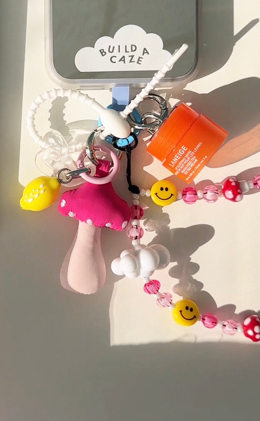 Charm para celular con diseño de hongo, accesorio móvil.