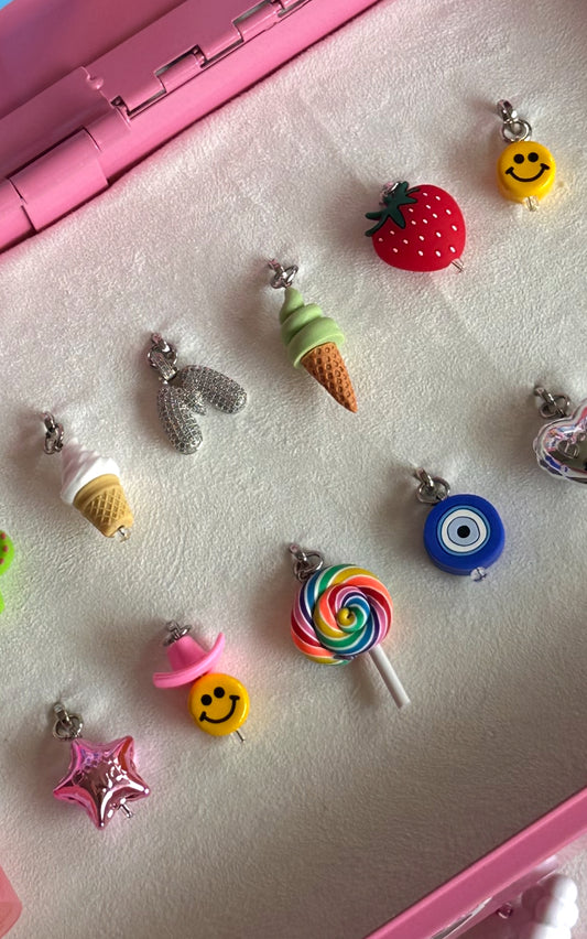 Charm de teléfono con diseño de cuchara de matcha. Accesorio colgante para celular. Charmie decorativo para móvil.