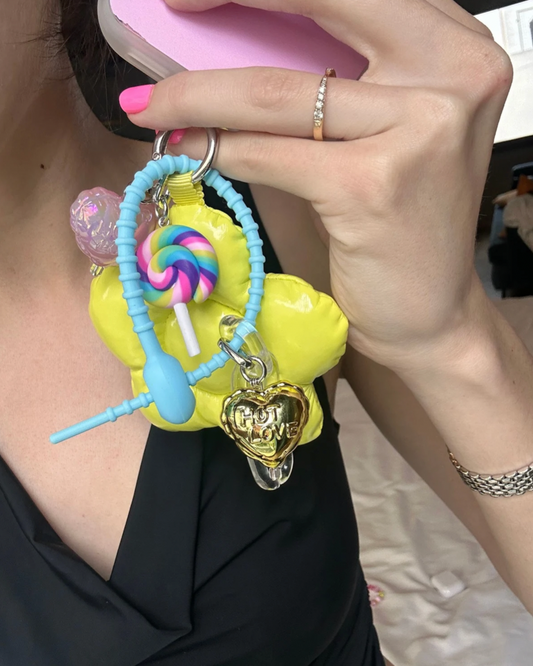 Charmie de espiral "groovy" para celular, accesorio de teléfono móvil con diseño vibrante, adorno colgante para sujetar al móvil.