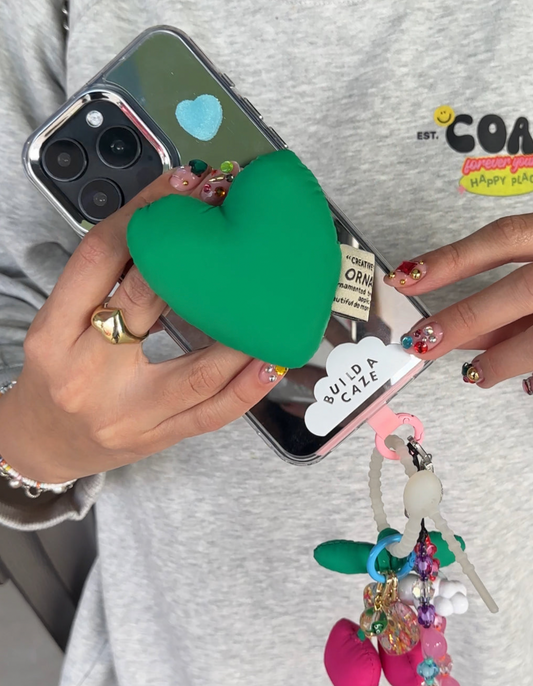 Soporte Pop Socket para celular en forma de corazón verde esponjoso, accesorio móvil con agarre seguro para teléfono.