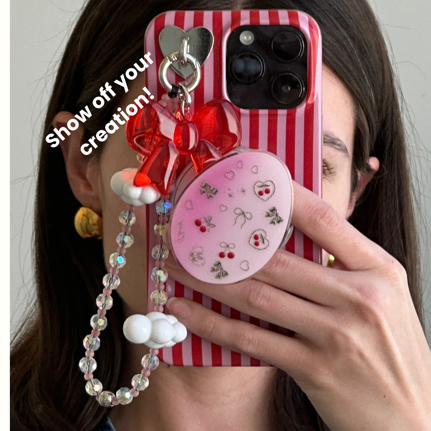 Pop Grippy de huevo de Pascua color rosa decorado con stickers de cerezas coquette. Sujetador pop socket para celular, accesorio móvil compatible con MagSafe, agarre seguro y divertido.