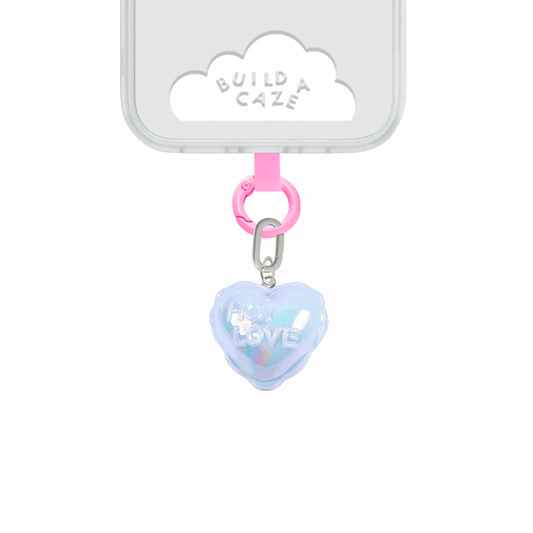 Un Charmie Globo Corazón color blueish azul pastel colgando de un celular como accesorio colgante - Build A Caze.