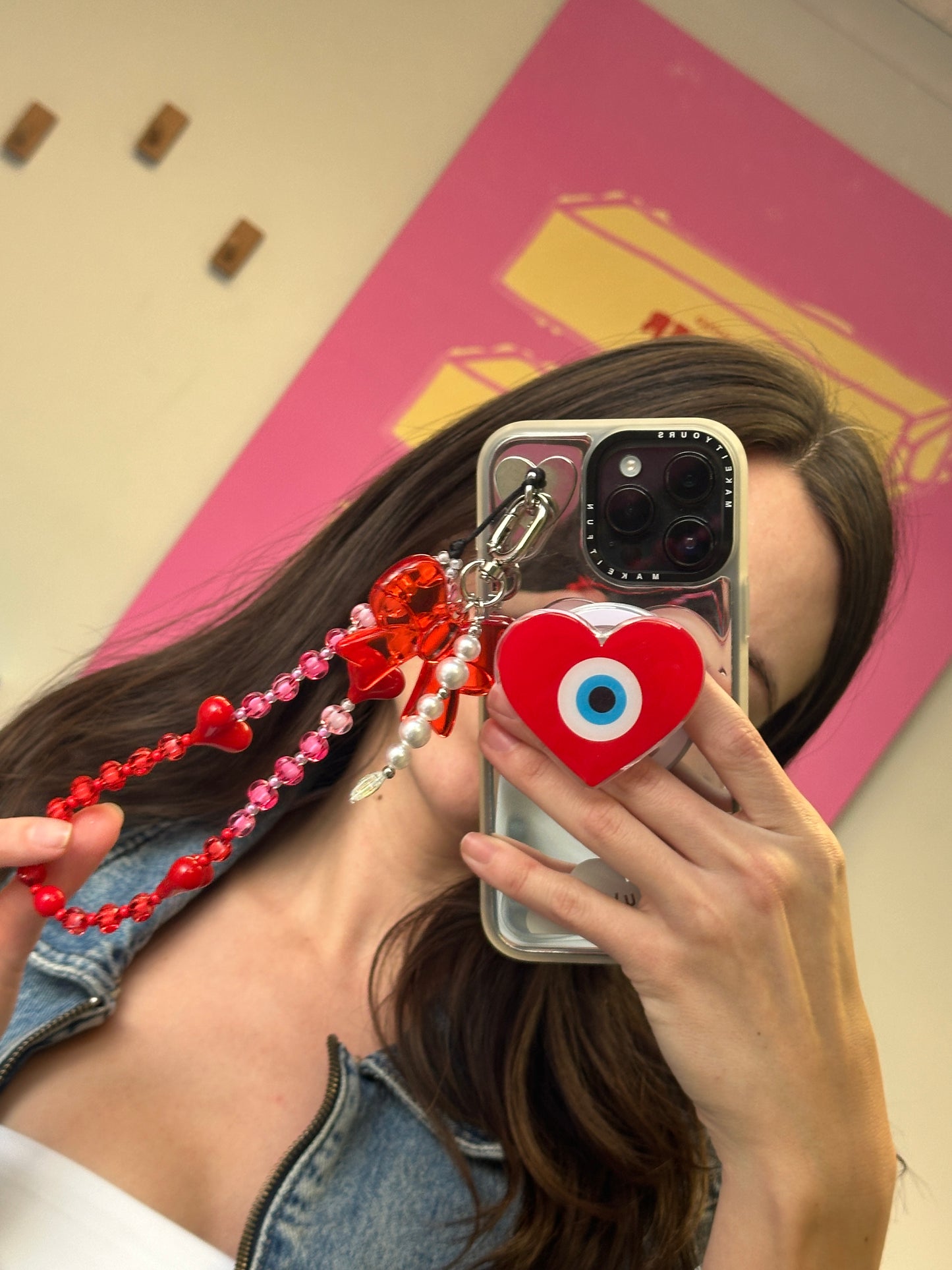Correa de cuentas rojas y blancas para celular, accesorio de teléfono, charm con dijes de cerezas, sujetador de muñeca, strap para móvil.