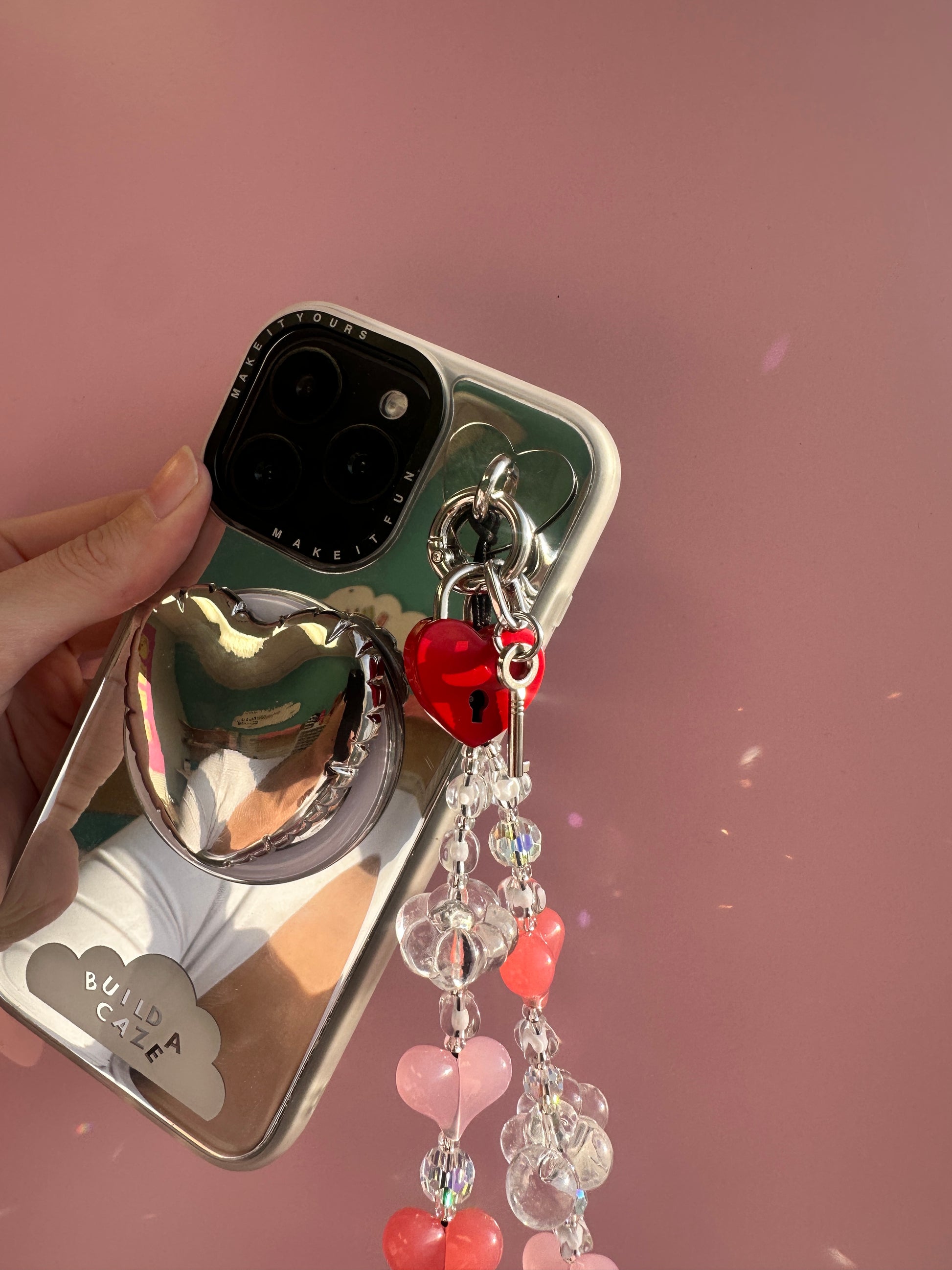 Charm o dije de candado en color rosa para accesorio de teléfono móvil.