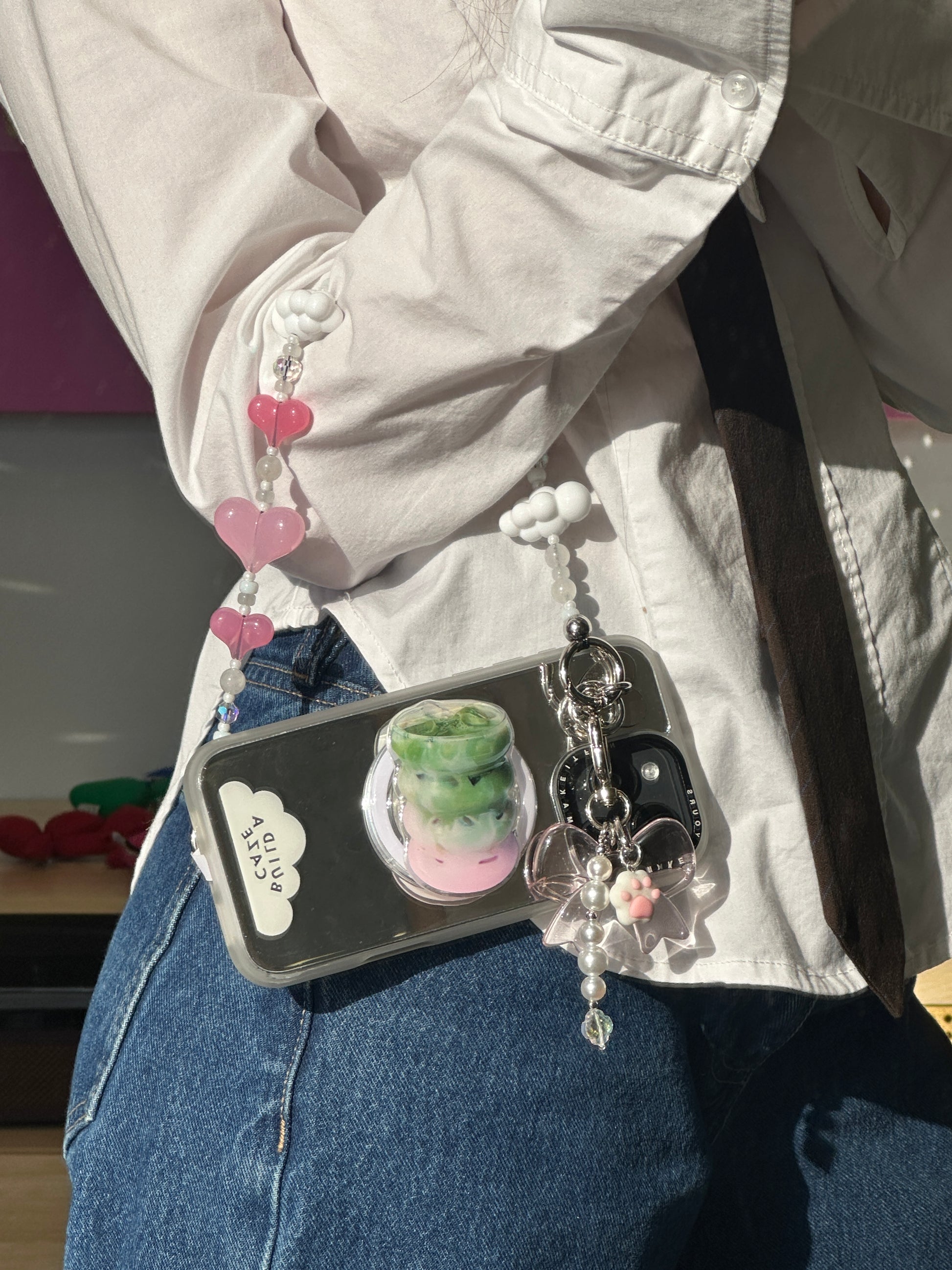 Sujetador pop socket magnético para teléfono, con diseño de bebida matcha en color verde, accesorio móvil decorativo y funcional, agarre seguro para celular.