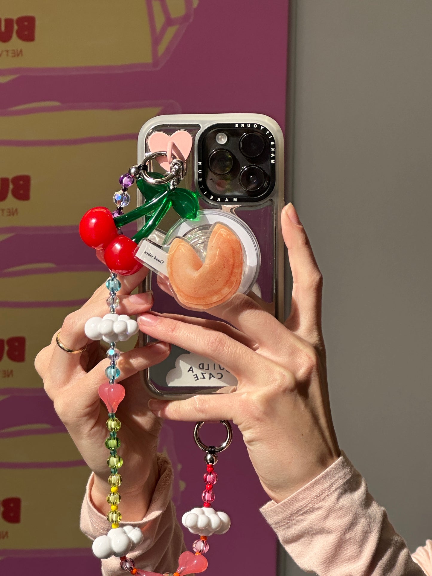 Correa para celular de nubes y arcoíris, accesorio móvil, charm para teléfono, sujetador de muñeca, cuentas de colores.