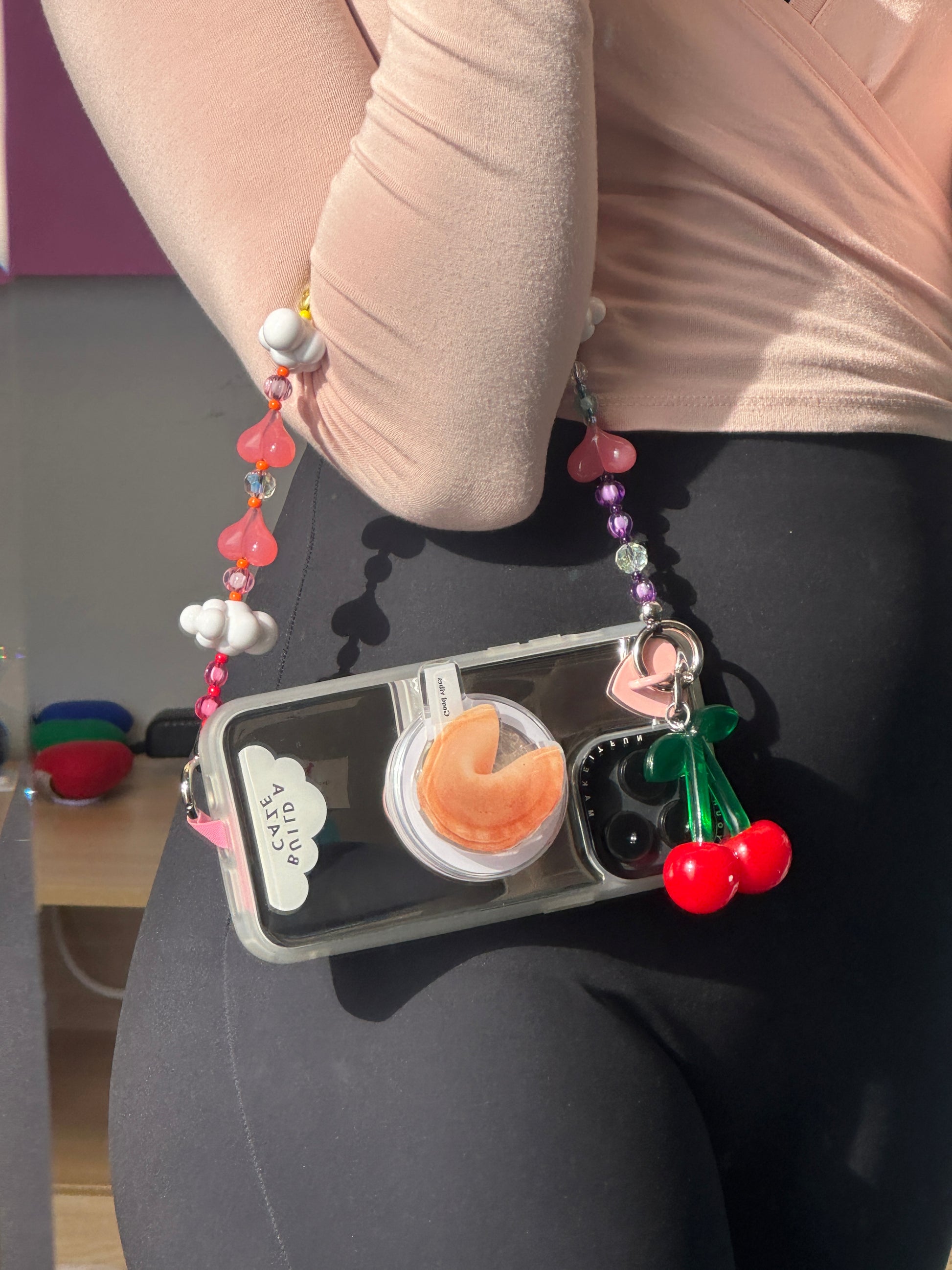 Correa de celular tipo cartera con cuentas de arcoíris y dijes de nubes, accesorio de moda para móvil, sujetador de teléfono estético.