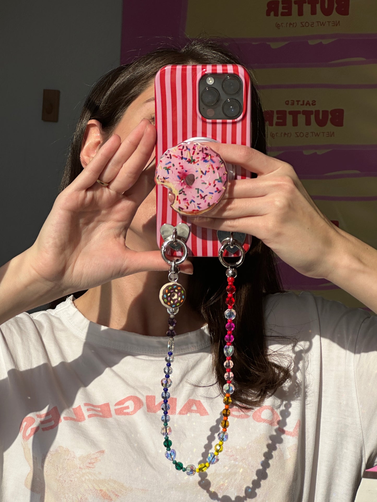 Correa de cuentas de arcoíris para celular, accesorio de pulsera móvil, sujetador de teléfono, strap de moda para smartphone.