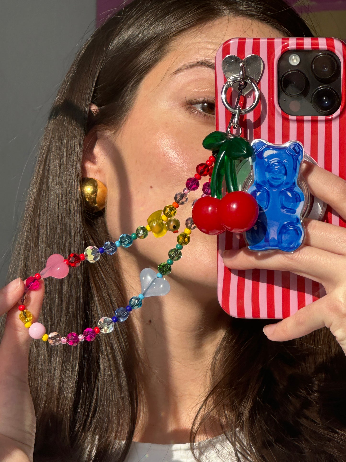 Correa de celular tipo "strappy" con cuentas de colores de arcoíris y dijes de patitos. Accesorio de teléfono móvil, sujetador de muñeca decorativo para smartphone.