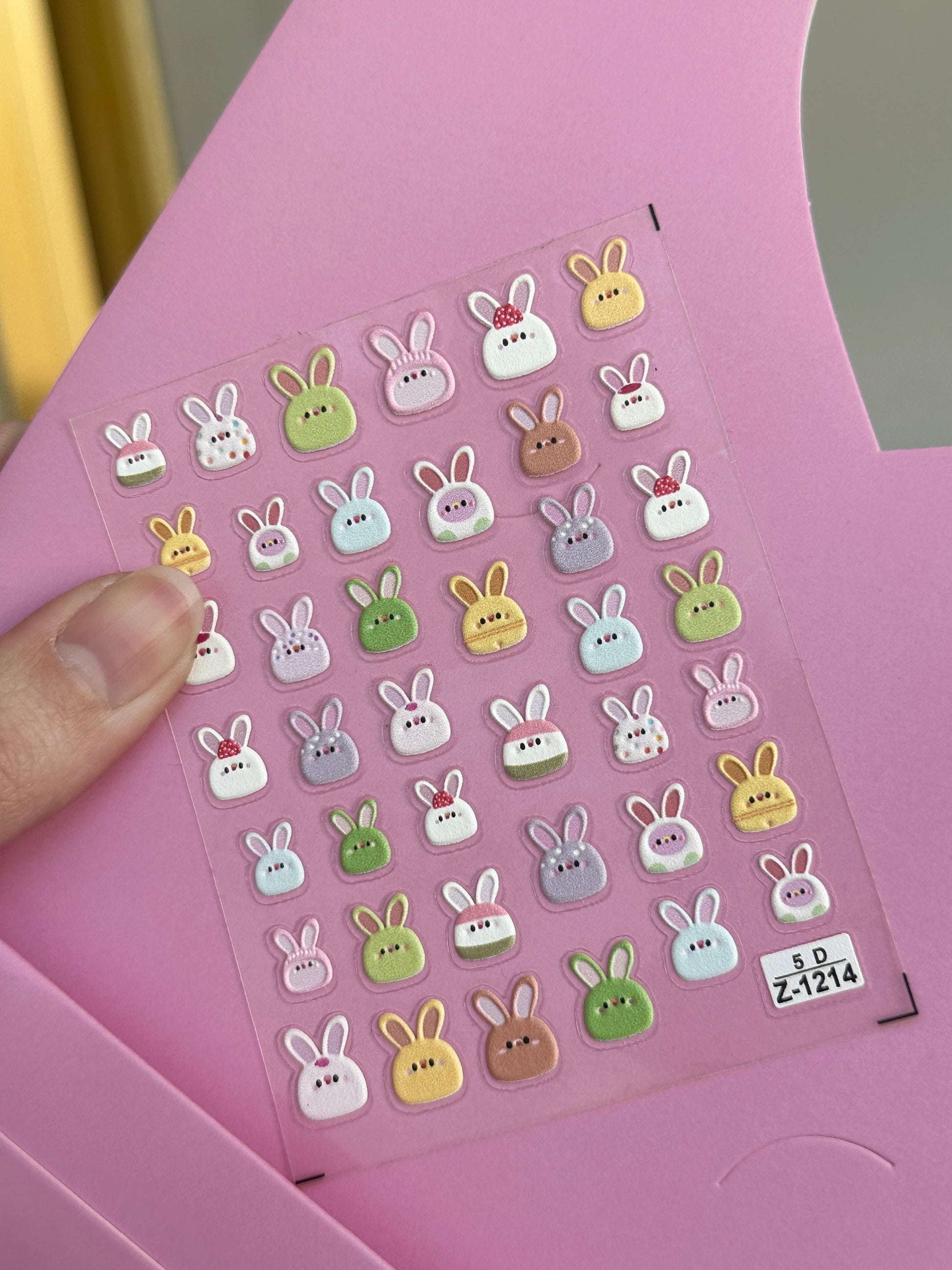 Pop Grippy de huevo de Pascua azul claro con stickers de conejitos. Sujetador pop socket magnético, accesorio móvil para teléfono, grip para celular.