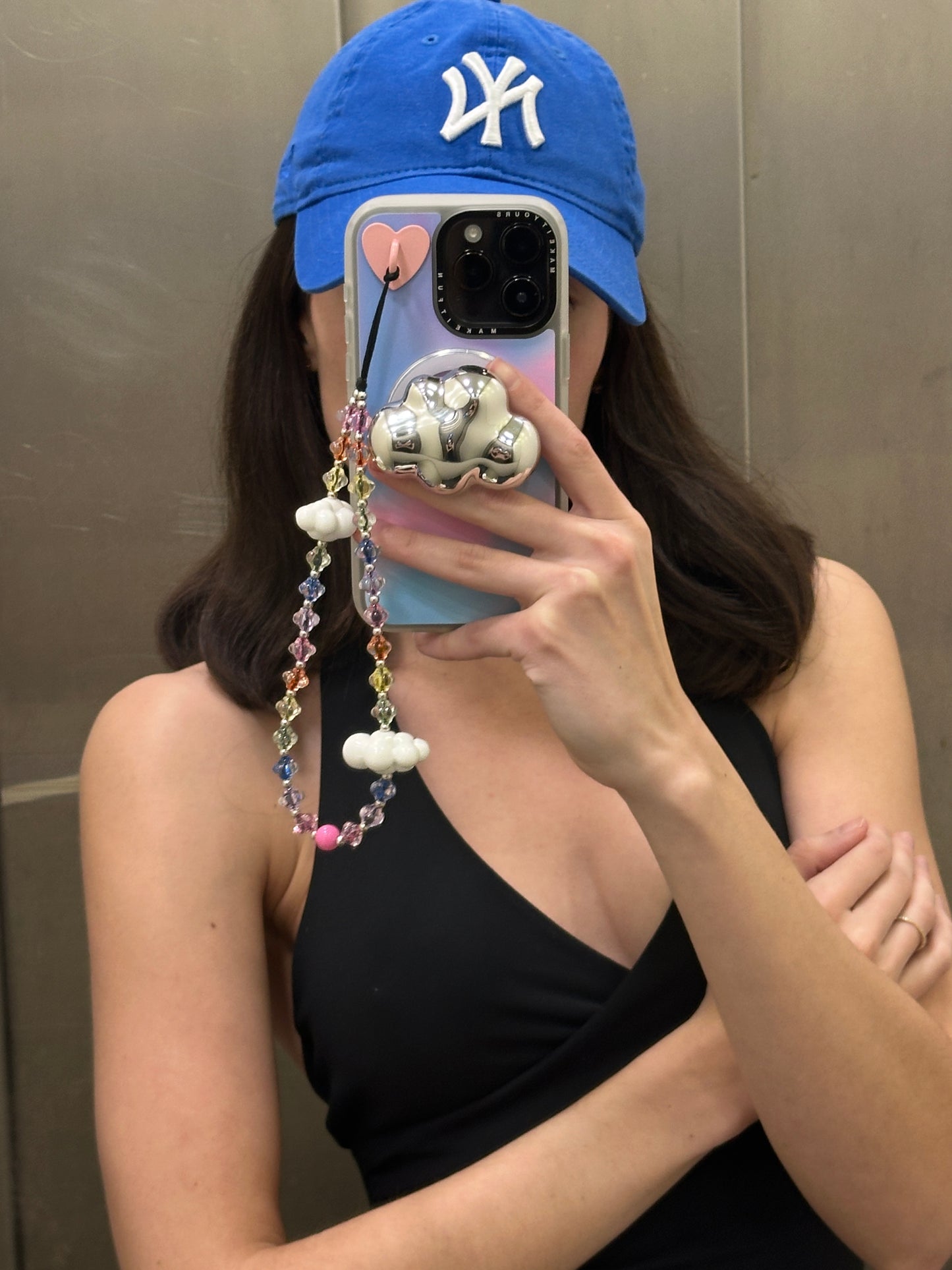 Correa de celular de cuentas arcoíris vibrantes con dijes de nube, accesorio móvil colorido y alegre.