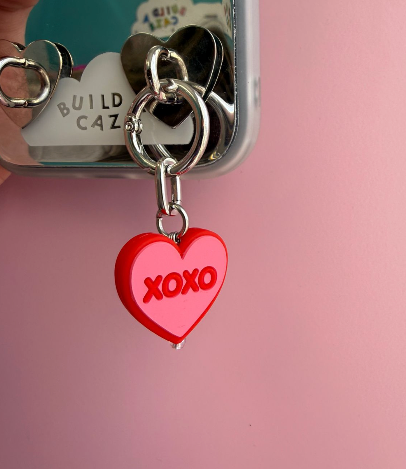 Charm para celular de corazón con diseño "XOXO", accesorio decorativo para teléfono móvil.