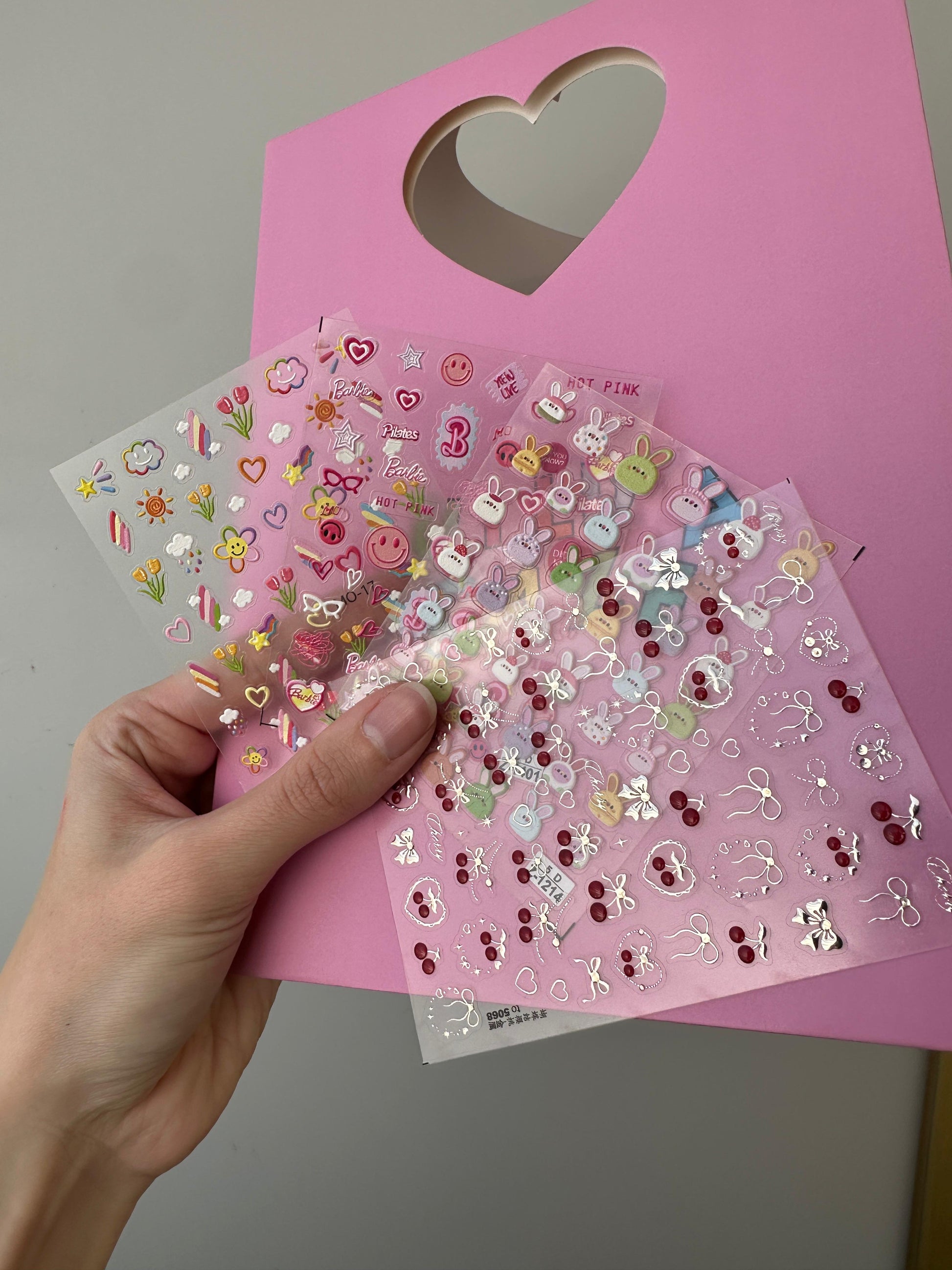 PopSocket de huevo de Pascua azul claro con set de stickers de Barbie Girl. Accesorio magnético para teléfono, soporte expandible para celular.