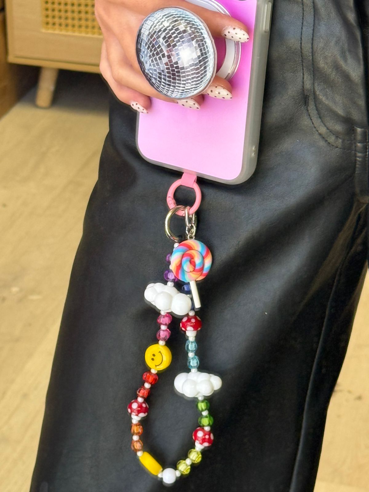 Accesorio para celular Circus Swirl Charmie de Build a Caze, colgante en forma de paleta de caramelo con diseño de espiral multicolor rosa, lila y naranja para decoración de teléfonos móviles.