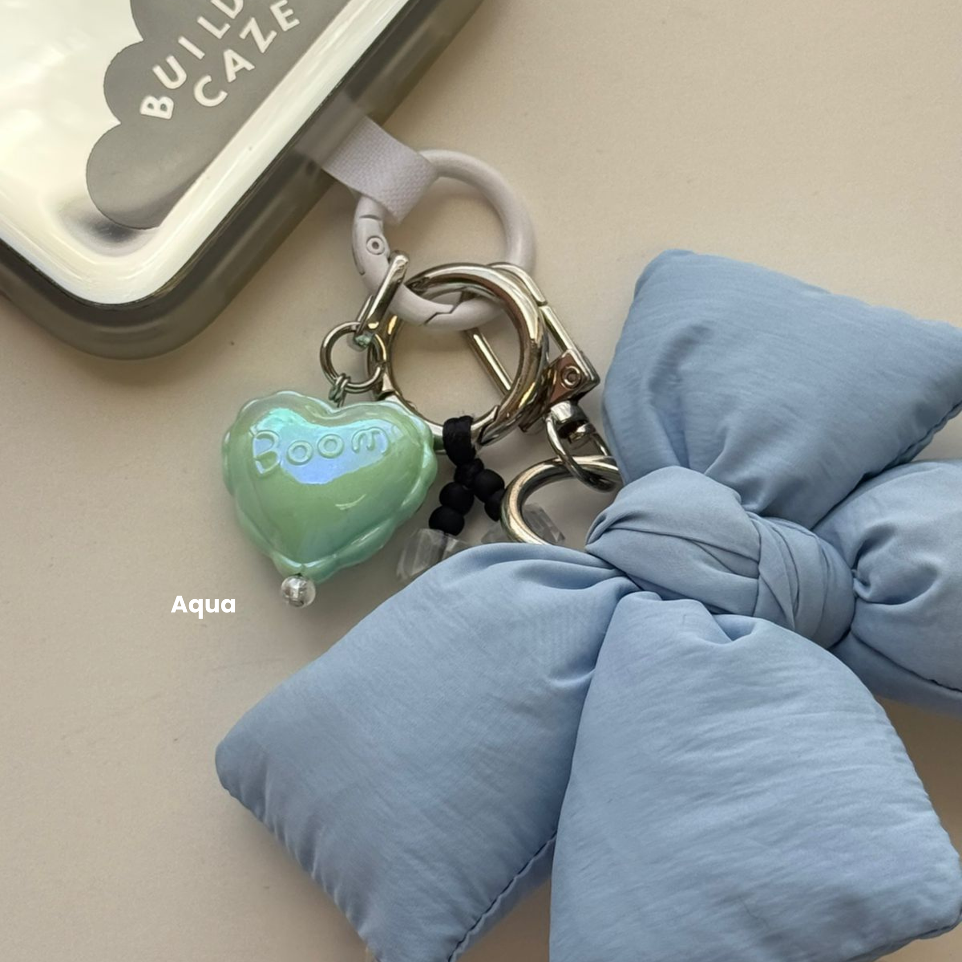 Un Charmie pearly-white colgante de un celular - Build A Caze. Este charm y accesorio colgante es el complemento ideal para personalizar tu dispositivo.