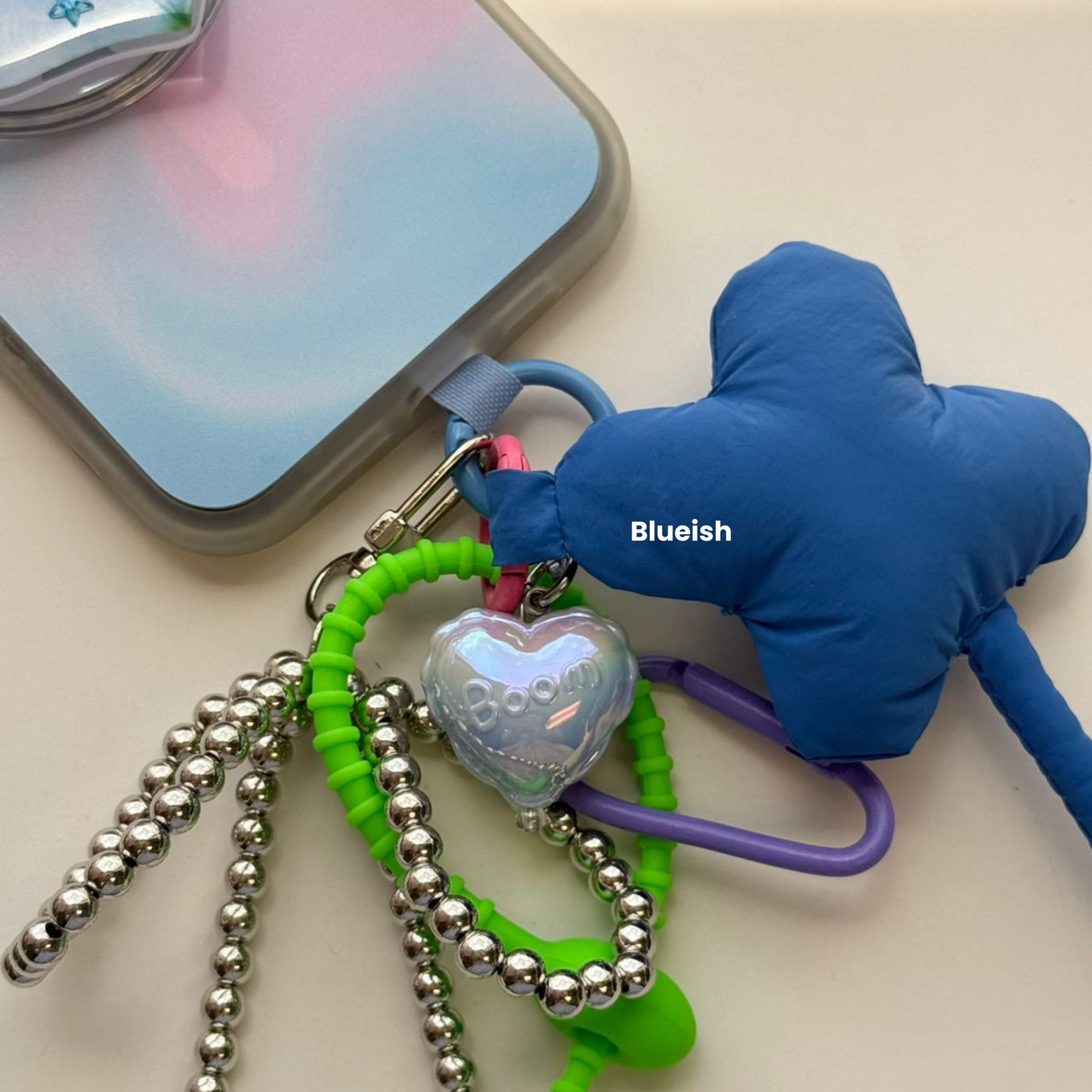 Un charm peach (durazno) en forma de globo de corazón, accesorio colgante para celular - Build A Caze.
