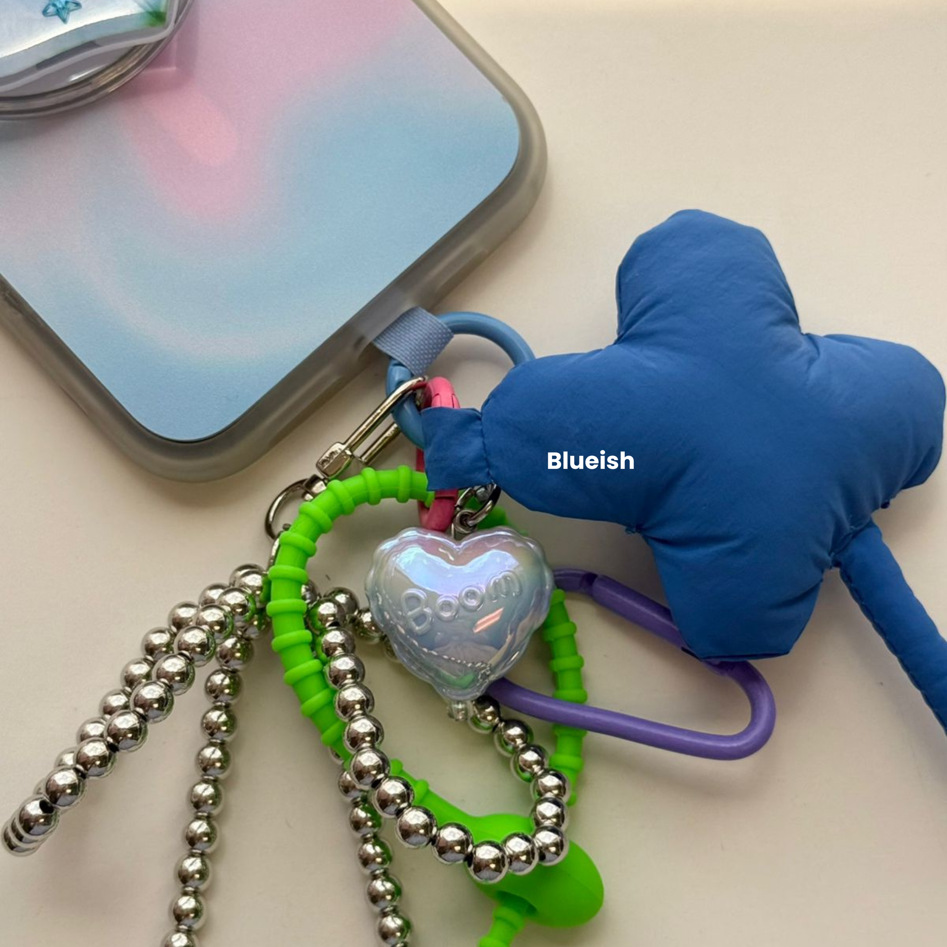 Un charm peach (durazno) en forma de globo de corazón, accesorio colgante para celular - Build A Caze.