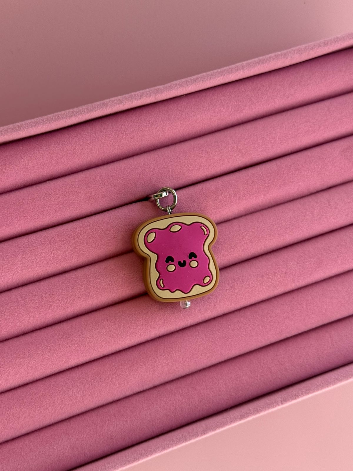 Charmie Jammy Toastie Raspberry Pink exhibido en un estante rosa Build A Caze