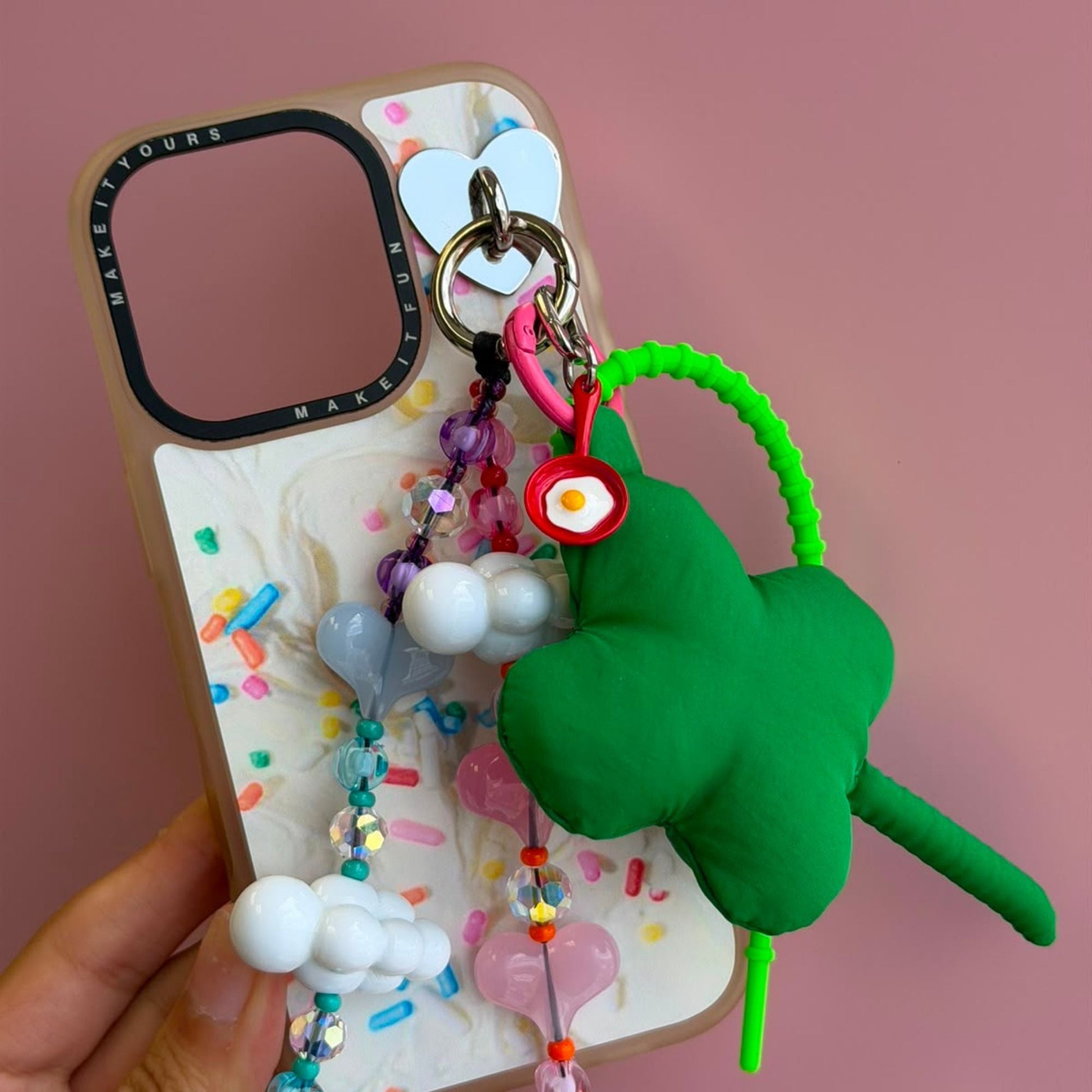 Dije para celular sartén rojo huevo estrellado se engancha al case Build A Caze